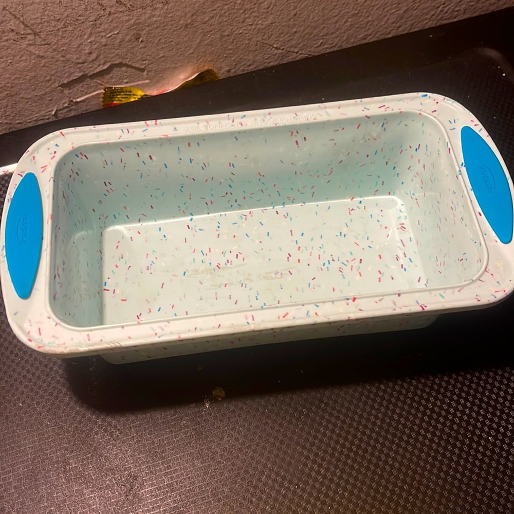 Baking pan for breads brownies cakes